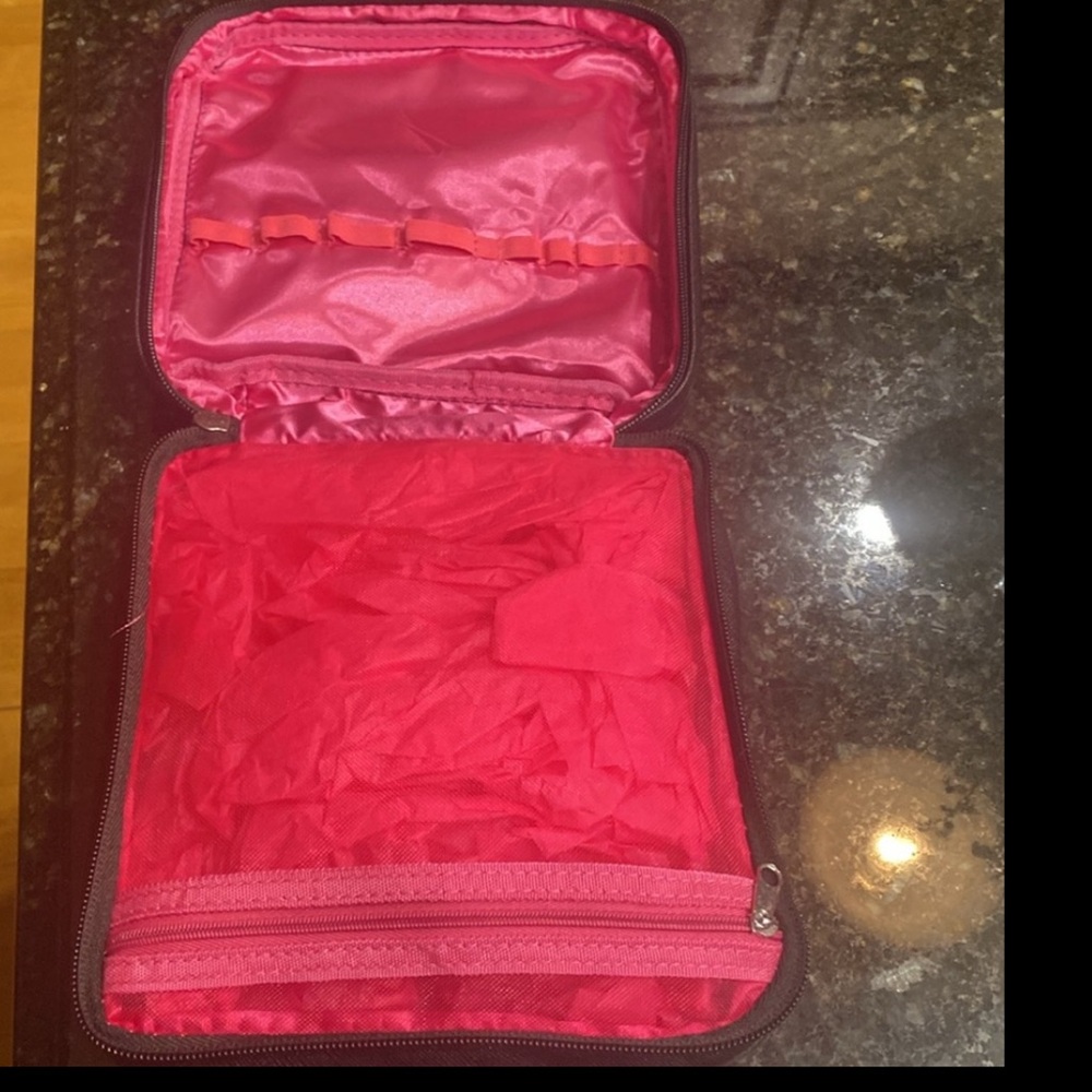 NWOT Travel Cosmetic makeup Bag black/pink